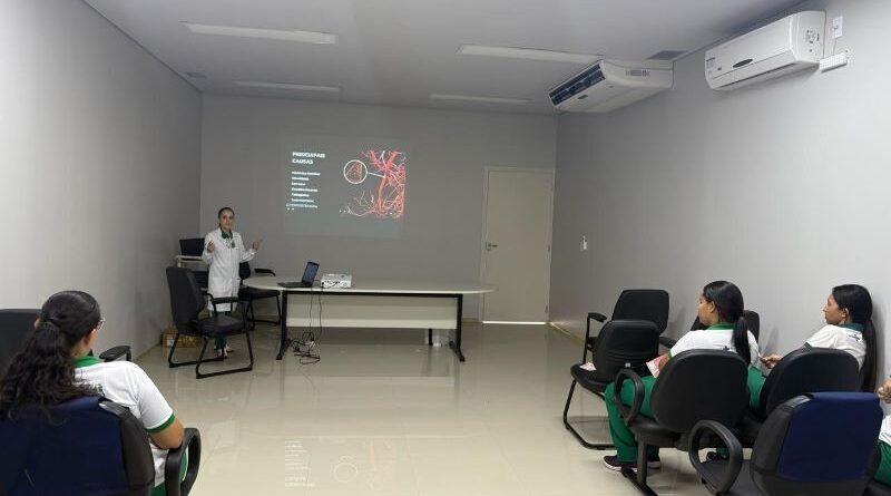 Profissionais da Policlínica Estadual da Região Nordeste II - Posse participaram de uma palestra educativa conduzida pela nutricionista Millena Macedo, focando na importância do diagnóstico precoce da hipertensão arterial e na adoção de hábitos saudáveis.