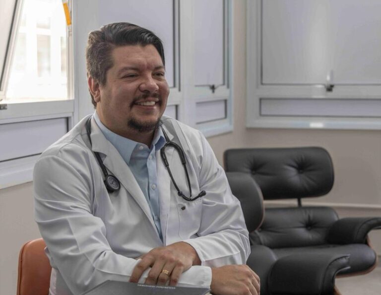 A gestão especializada na saúde, liderada por profissionais com formação em administração, transforma desafios em oportunidades, aumentando a eficiência e a qualidade no atendimento hospitalar, segundo Tiago Simões Leite, Diretor da MedPlus Serviços Médicos.