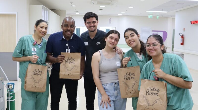 Filhos de Ebenézer da Silva Alves prestam homenagem à equipe do Hospital Municipal da Brasilândia (HMB), destacando o atendimento humanizado e a qualidade dos cuidados recebidos após um grave acidente de carro.