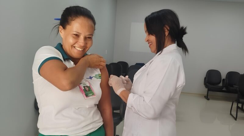 A Policlínica Estadual da Região Nordeste – Posse promoveu uma campanha de vacinação contra a gripe para seus colaboradores, visando proteger a saúde dos profissionais e a segurança dos pacientes atendidos.