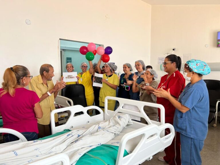 Paciente comemora 83 anos com surpresa especial e alta hospitalar no Hetrin
