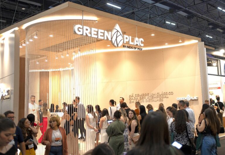 Greenplac doa estande da Expo Revestir para ONG