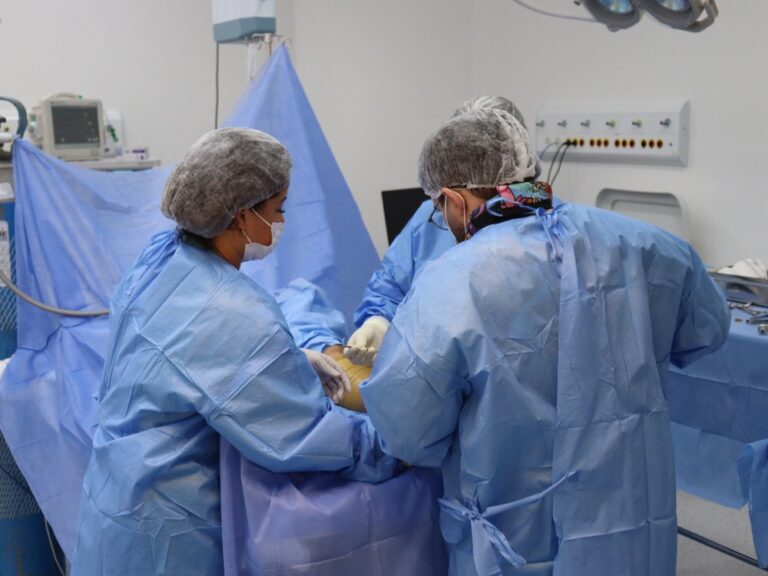 O Hospital Municipal da Brasilândia (HMB) comemora a realização de sua 2.000ª cirurgia eletiva ortopédica, destacando a importância do atendimento humanizado e a eficiência do serviço.