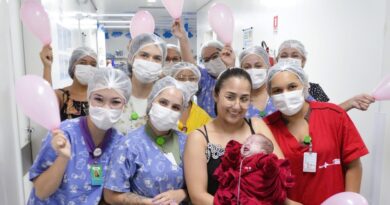 Ana Beatriz agradece a equipe do Hospital Estadual do Centro-Norte Goiano - HCN pela atenção e carinho durante a internação de sua filha Mariana na UTI Neonatal, comemorando a alta às vésperas do Dia das Mães.