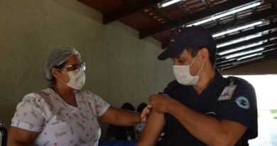 Hospital Estadual de Trindade (Hetrin) imuniza colaboradores contra Influenza, promovendo segurança e proteção no ambiente hospitalar.