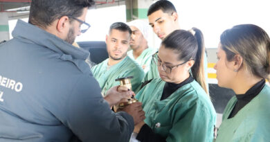 Imagem de colaboradores do Hospital Municipal da Brasilândia (HMB) durante o treinamento de brigada de incêndio, com atividades práticas de combate a princípios de fogo e primeiros socorros.