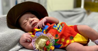 Ensaio fotográfico de recém-nascidos no Hospital Estadual de Formosa - HEF celebra as festas de São João, promovendo acolhimento e criando memórias afetivas para as famílias.