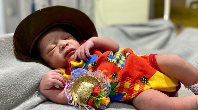 Ensaio fotográfico de recém-nascidos no Hospital Estadual de Formosa - HEF celebra as festas de São João, promovendo acolhimento e criando memórias afetivas para as famílias.