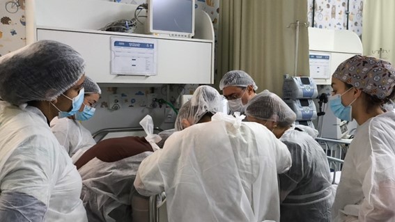 A UTI Pediátrica de Unaí oferece cuidados intensivos para crianças com 6 leitos, contando com 30 profissionais da Medplus Serviços Médicos disponíveis 24 horas.