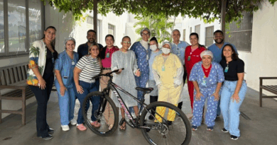 Rony Alves, de 13 anos, realiza seu sonho de ter uma bicicleta ao deixar a UTI Pediátrica do HCN - Hospital Estadual do Centro-Norte Goiano.