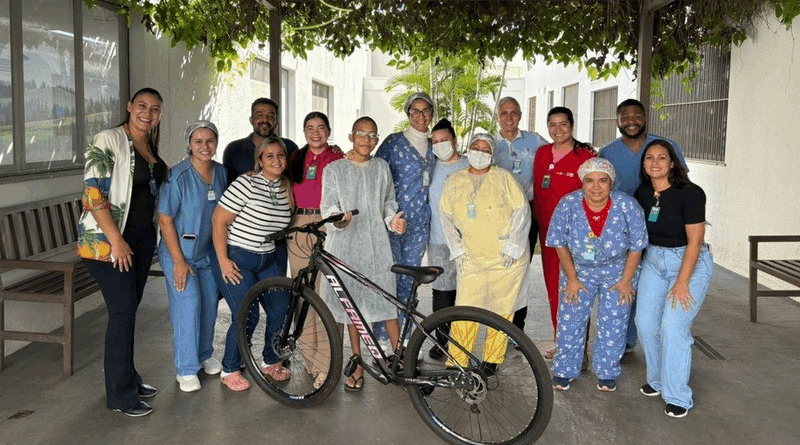Rony Alves, de 13 anos, realiza seu sonho de ter uma bicicleta ao deixar a UTI Pediátrica do HCN - Hospital Estadual do Centro-Norte Goiano.