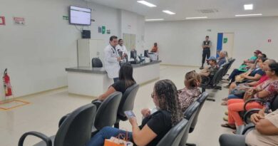 Palestra sobre insuficiência cardíaca na Policlínica Estadual de Posse, destacando prevenção e cuidados com a saúde cardiovascular.