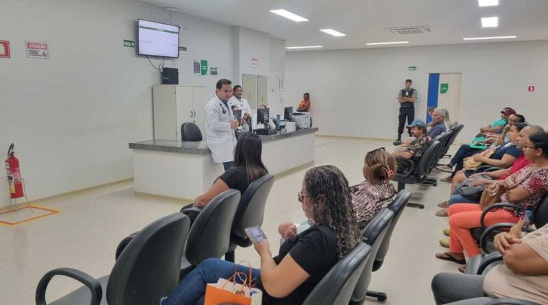 Palestra sobre insuficiência cardíaca na Policlínica Estadual de Posse, destacando prevenção e cuidados com a saúde cardiovascular.