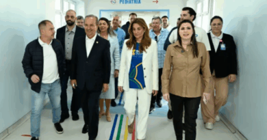 O governador Jorginho Mello sanciona a lei que estadualiza o Hospital Ruth Cardoso em Balneário Camboriú, promovendo melhorias nos serviços de saúde para a população local.