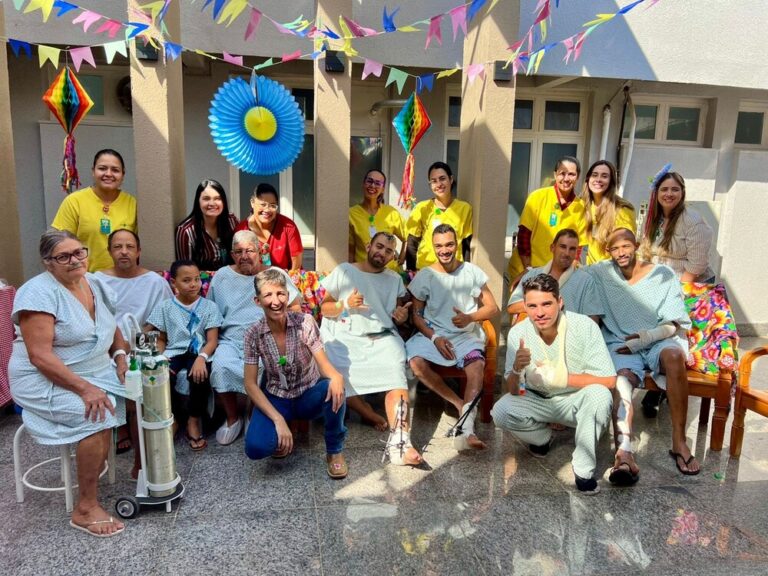 O Arraiá do Hetrin trouxe alegria e acolhimento aos pacientes internados, com música, comidas típicas e interações divertidas.