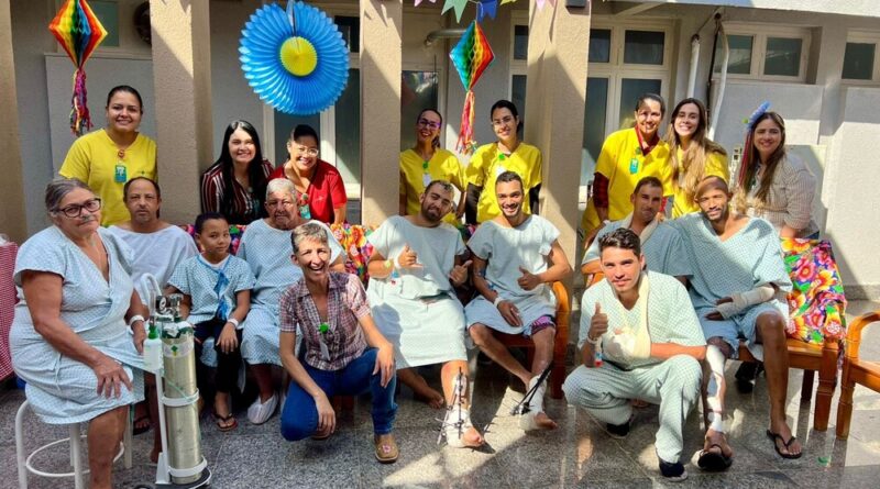 O Arraiá do Hetrin trouxe alegria e acolhimento aos pacientes internados, com música, comidas típicas e interações divertidas.