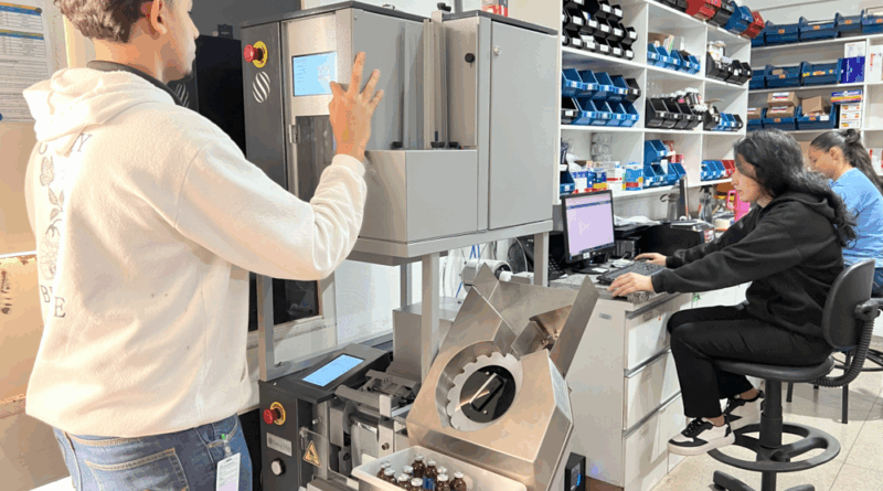 Máquina unitarizadora de medicamentos do Hospital Estadual e Trindade (Hetrin), garantindo qualidade no atendimento aos pacientes.