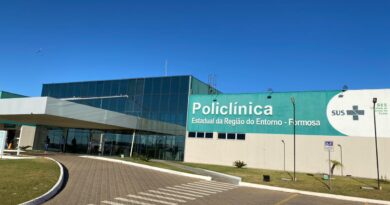 Profissional de saúde orienta sobre sinais do câncer de pele e importância do diagnóstico precoce durante ação na Policlínica de Formosa.