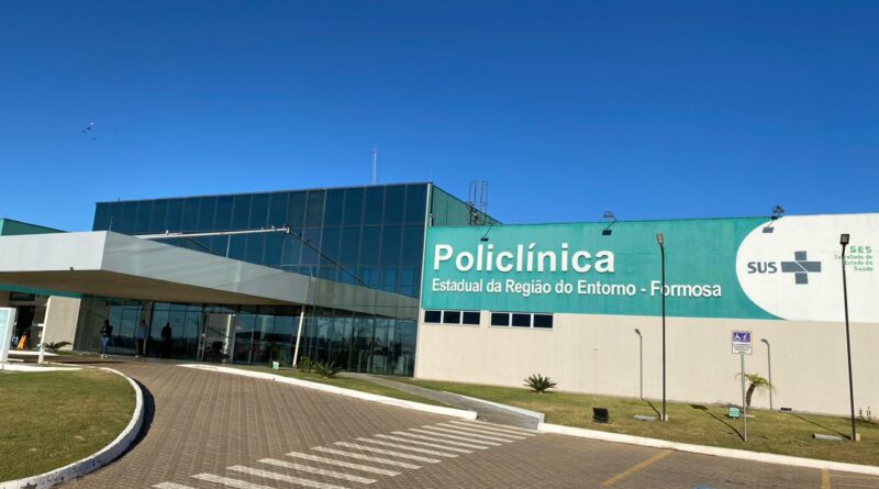 Profissional de saúde orienta sobre sinais do câncer de pele e importância do diagnóstico precoce durante ação na Policlínica de Formosa.