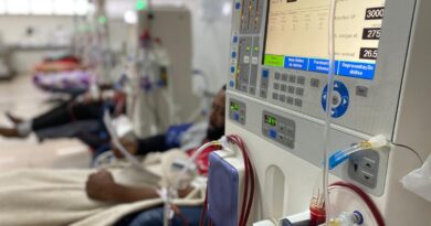 Pacientes da Policlínica de Formosa participam de atividades lúdicas durante sessões de hemodiálise, como parte das ações de humanização promovidas pela unidade.