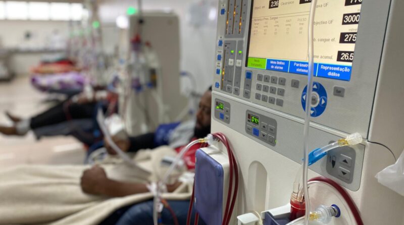 Pacientes da Policlínica de Formosa participam de atividades lúdicas durante sessões de hemodiálise, como parte das ações de humanização promovidas pela unidade.