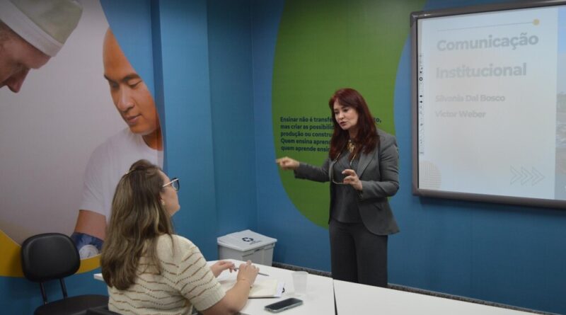 Silvania Dal Bosco, do ECCO - Escritório de Consultoria e Comunicação lidera workshops que aprimoram a comunicação em unidades de saúde.