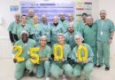 Imagem da equipe do centro cirúrgico do Hospital Municipal da Brasilândia (HMB) comemorando a marca de 2.500 cirurgias eletivas realizadas, um resultado do esforço conjunto e do compromisso com a ampliação do acesso à saúde pública.