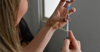 Profissional de saúde do HEF aplica vacina contra gripe em paciente, reforçando medidas de prevenção no outono/inverno.