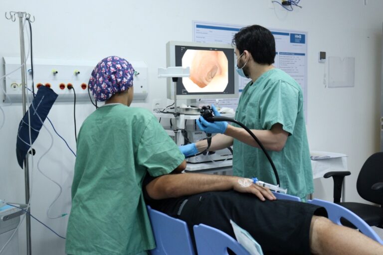 Várias equipes estão envolvidas nos processos de triagem, realização e cuidados pós-exame dos pacientes