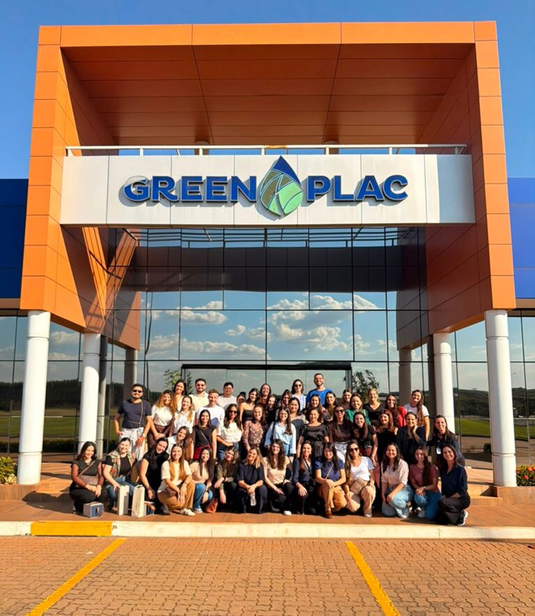 Visita à fábrica da Greenplac MDF em Água Clara (MS): Arquitetos e designers de interiores conhecem o processo de fabricação de MDF, promovendo qualidade e design em seus projetos.