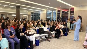 O evento promovido pela Abitte Urbanismo e LIDE Mulher MT em Cuiabá reuniu mais de 150 mulheres para o talk "A cobrança infinita do universo feminino" com Luiza Brunet.