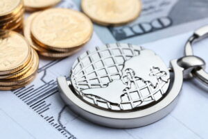 Segundo o FMI e o executivo José Maurício Caldeira, sócio e membro do Conselho de Administração da Colpar Brasil, a economia global enfrenta choques e inflação, reduzindo margens. Para o Brasil, os juros altos e o endividamento desafiam o crescimento.