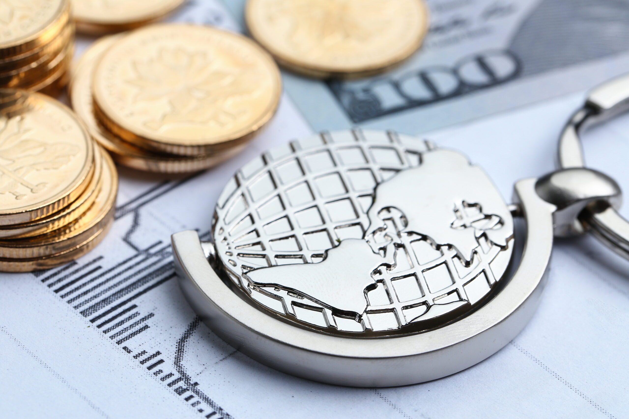 Segundo o FMI e o executivo José Maurício Caldeira, sócio e membro do Conselho de Administração da Colpar Brasil, a economia global enfrenta choques e inflação, reduzindo margens. Para o Brasil, os juros altos e o endividamento desafiam o crescimento.