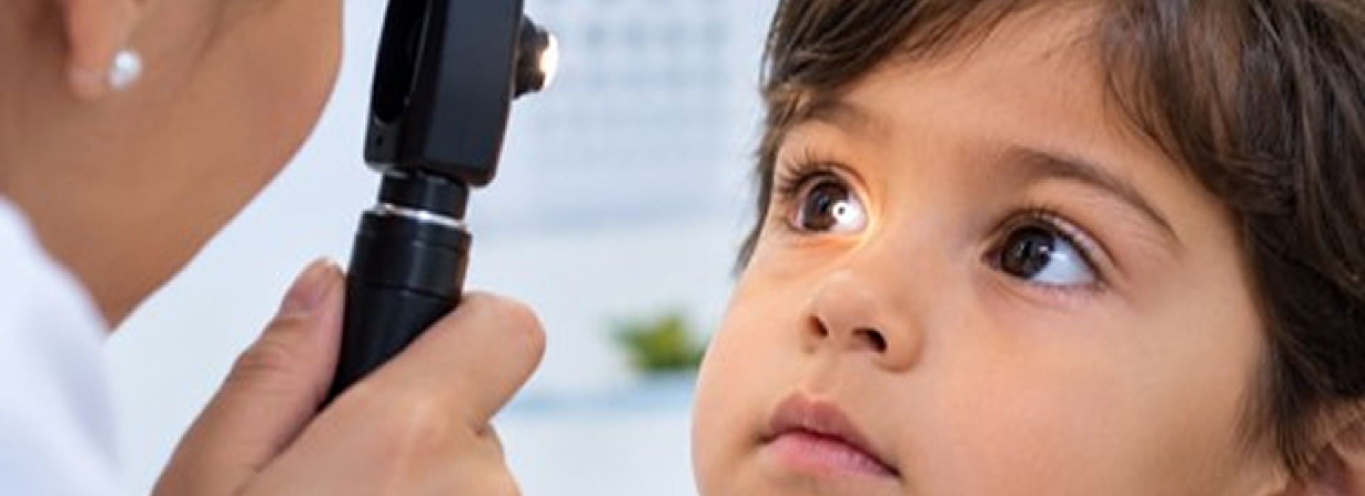 O retinoblastoma, um câncer raro da retina, pode ser percebido pela família através de sinais como o reflexo branco na pupila, conhecido como leucocoria explica a Policlínica de Formosa